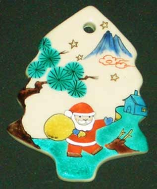 『古九谷山水風〜サンタクロース』サイズ：約10×8cm 古九谷風に、サンタクロースとトナカイの絵柄がかわいいツリー。