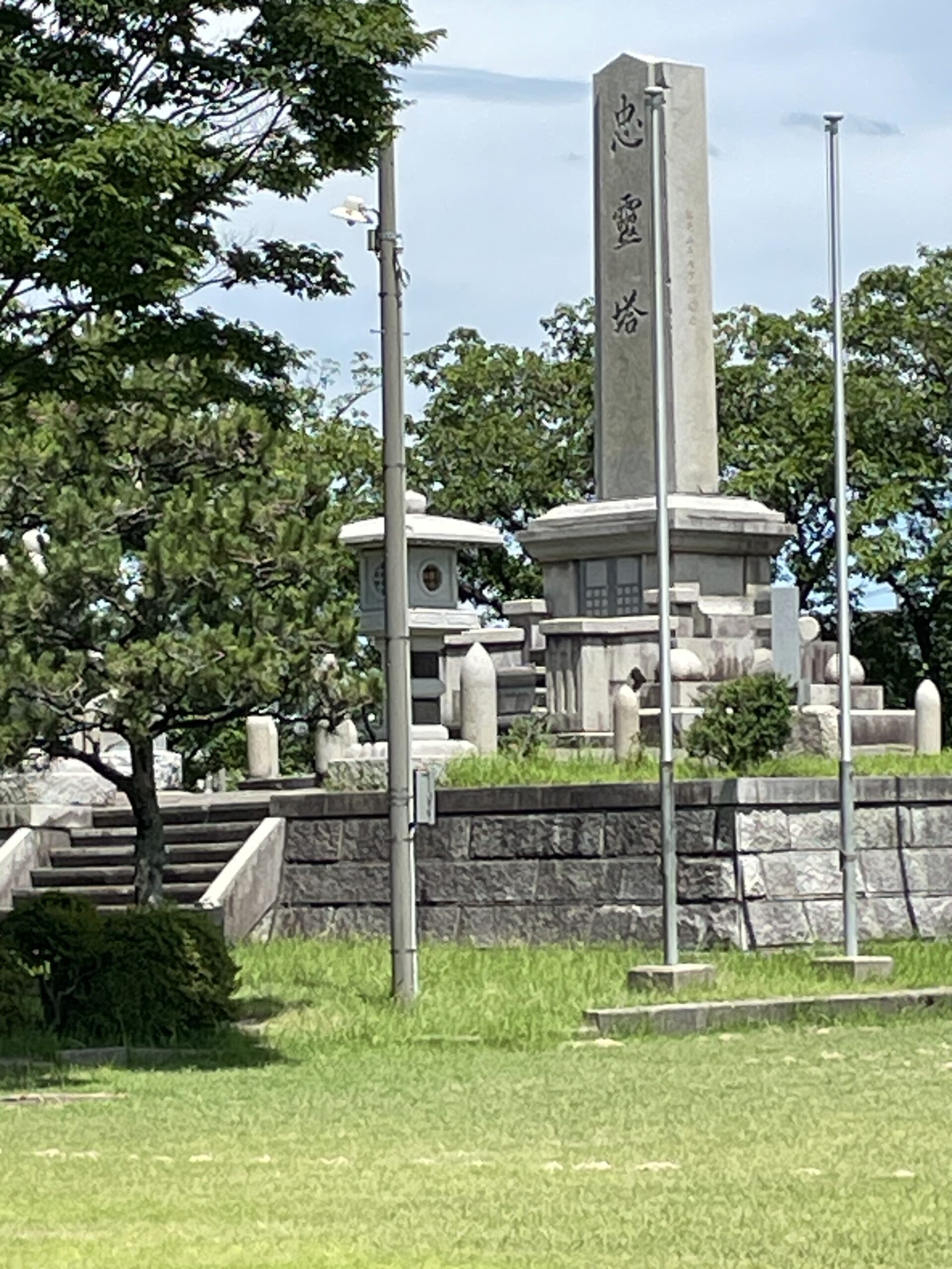 御霊の安らかにならんことを　山島忠霊塔