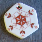 九谷焼陶器のクリスマスオーナメント～雪の結晶赤絵に金彩銀彩