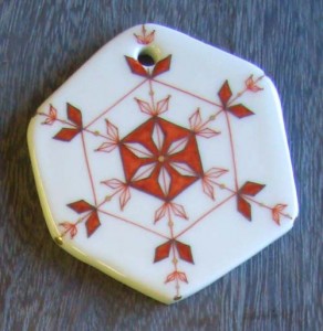 九谷焼陶器のクリスマスオーナメント～雪の結晶赤絵に金彩銀彩