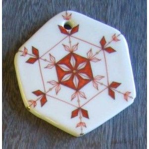 「雪の結晶?赤絵に金彩銀彩」サイズ：Φ約9cm 九谷細描赤絵の技法で、繊細な雪の結晶を描きました。