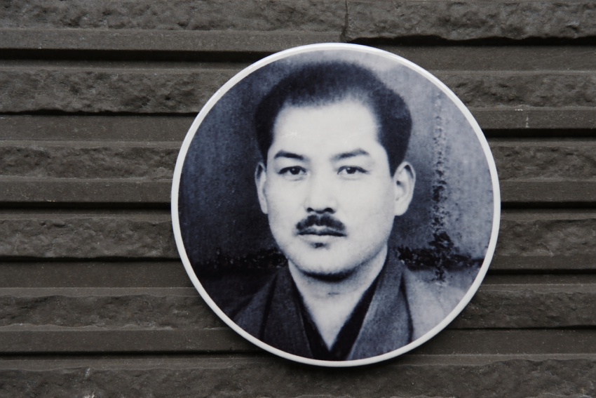 写真陶板(フォトセラミック)は陶磁器だからこそ、半永久的に色褪せしま